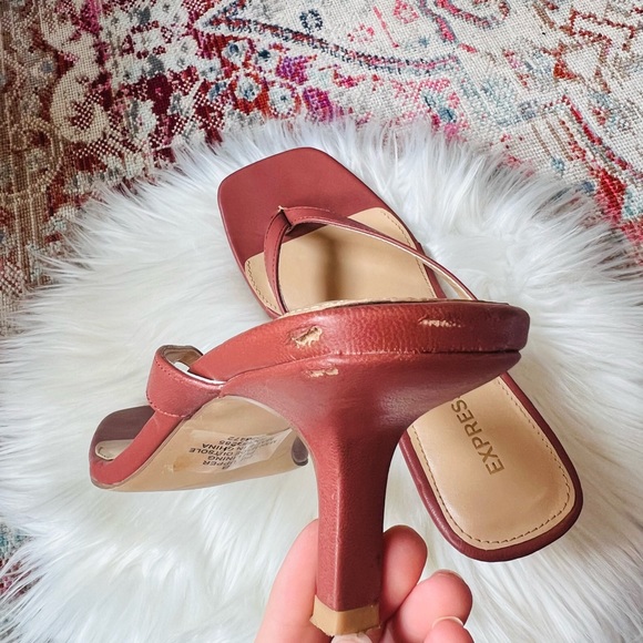 Express Heels - Picture 3 of 3